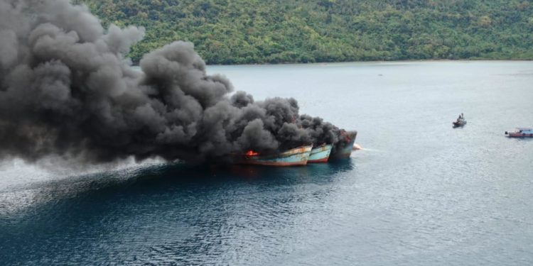 Indonesia Musnahkan 10 Kapal Illegal Fishing Berbendera Vietnam di Laut Natuna Utara