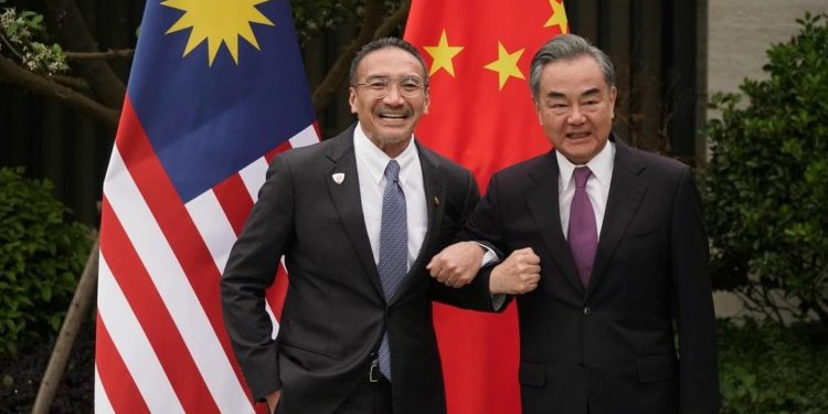 Diplomasi Menlu Malaysia Sebut Menlu China “Saudara Tua”, Dikecam Publik