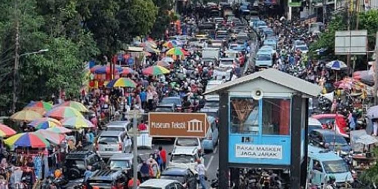 Mirip Kerumunan di India, Ribuan Orang Tumpah di Pasar Tanah Abang Jakarta