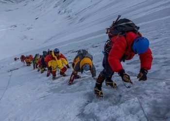 China Buat Garis Pemisah di Puncak Everest untuk Cegah Penyebaran Covid-19