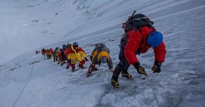 China Buat Garis Pemisah di Puncak Everest untuk Cegah Penyebaran Covid-19