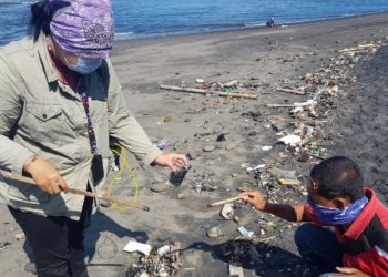 Pantai dan Laut Gianyar Bali Tercemar Limbah Minyak
