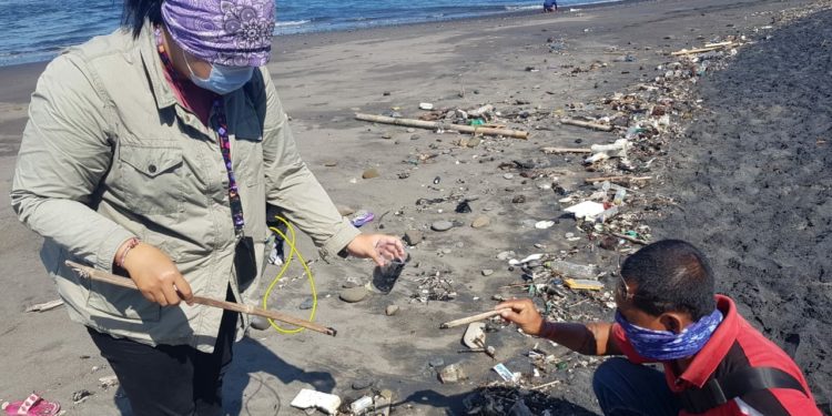 Pantai dan Laut Gianyar Bali Tercemar Limbah Minyak