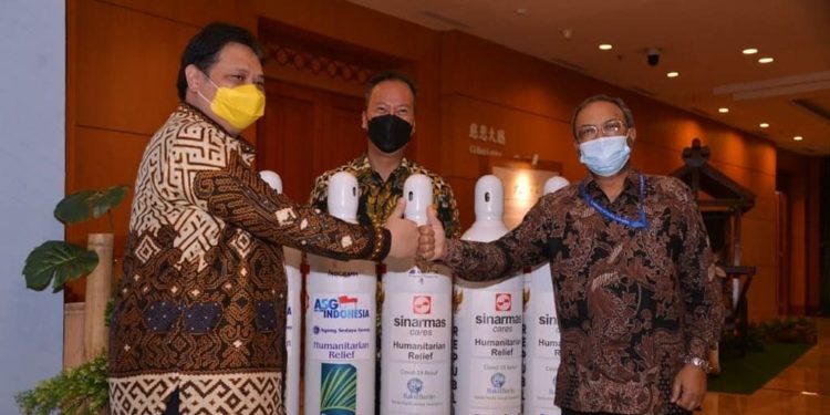 Solidaritas Covid-19, Indonesia Kirim Lagi 2.000 Tabung Gas Oksigen ke India