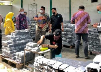 Indonesia Kapalkan 3 Kontainer Briket dari Kawasan Industri Makassar ke Jordania