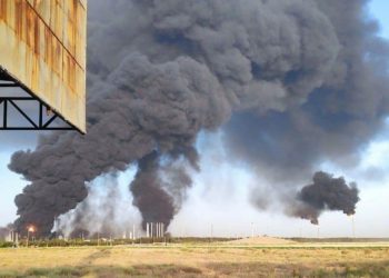 Kapal Perang Terbesar dan Kilang Minyak Iran Terbakar, Puluhan Orang Terluka