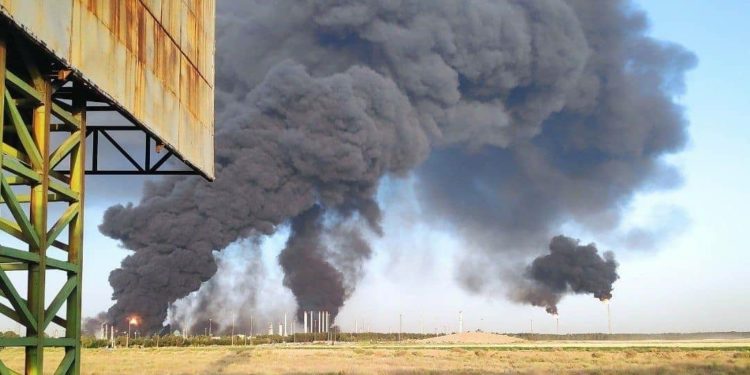 Kapal Perang Terbesar dan Kilang Minyak Iran Terbakar, Puluhan Orang Terluka