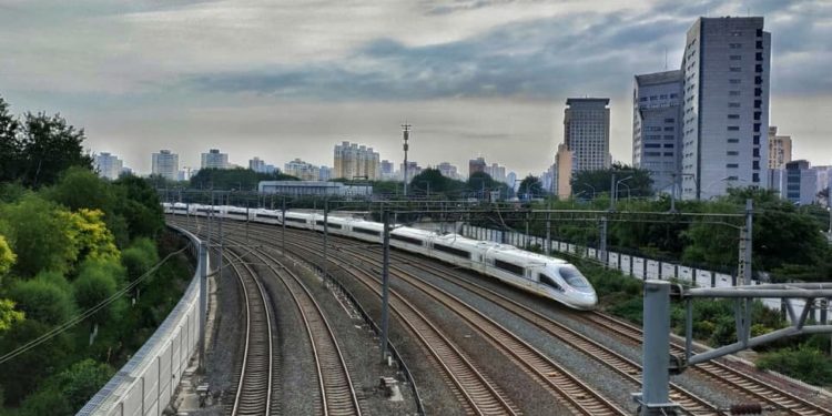 Investasi Rp82,2 Triliun, China Mulai Operasikan Kereta Peluru Jalur ke Tibet