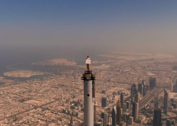 Iklan Emirates Tampilkan Awak Kabin di Puncak Burj Khalifa