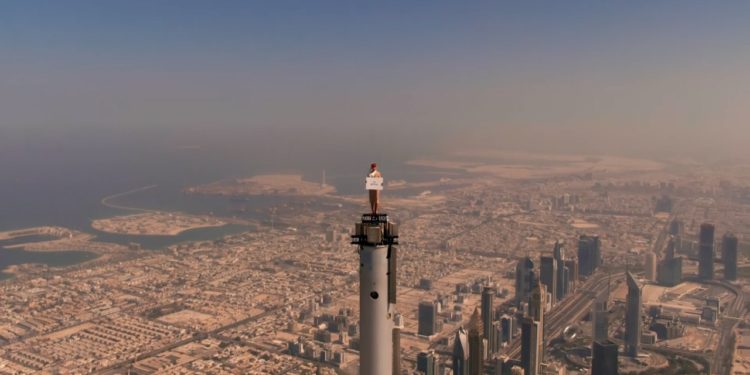 Iklan Emirates Tampilkan Awak Kabin di Puncak Burj Khalifa