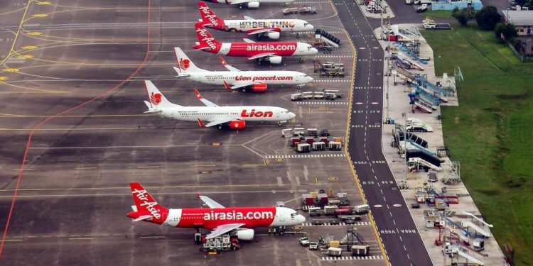 AirAsia Stop Sementara Penerbangan Berjadwal di Indonesia