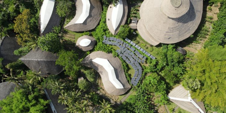 Huawei Dukung Green School Bali Melalui Hibah Inverter Energi Surya
