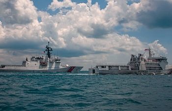 Kapal Penjaga Pantai AS Munro Latihan Bersama Bakamla RI di Selat Singapura