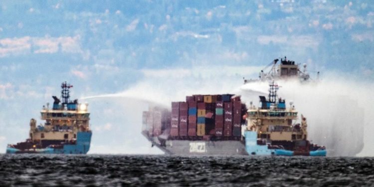 Kapal Kargo Zim Kingston Terbakar di Laut Kanada dan Muntahkan Gas Beracun 1 Kapal Kargo Zim Kingston Terbakar di Laut Kanada dan Muntahkan Gas Beracun