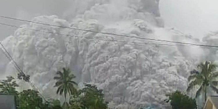 Indonesia Siaga, Gunung Semeru Erupsi dan Timbulkan 5 Ancaman