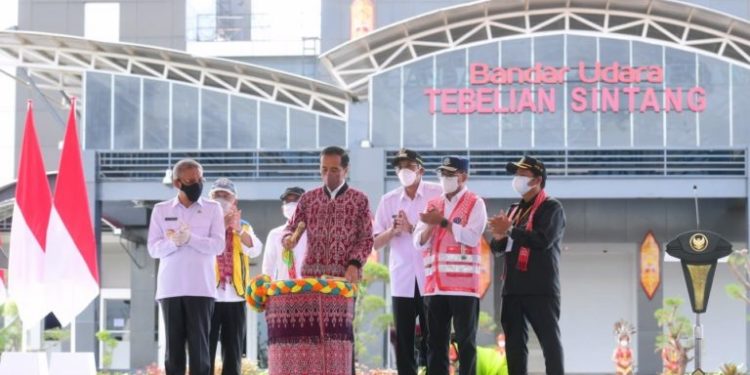 Investasi Rp580 Miliar, Jokowi Resmikan Bandara Tebelian di Sintang, Kalbar