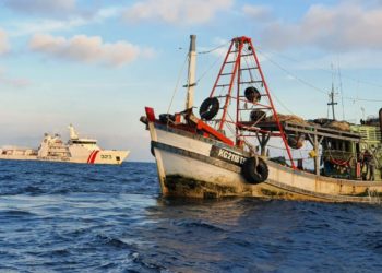 ILLEGAL FISHING: Bakamla RI Buru Kapal Vietnam di Laut Natuna Utara