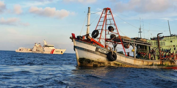 ILLEGAL FISHING: Bakamla RI Buru Kapal Vietnam di Laut Natuna Utara