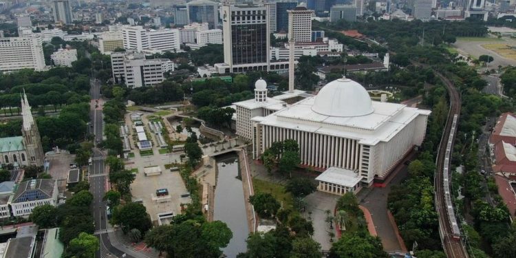 Panel Listrik Tenaga Surya, Kunci Transisi Energi Terbarukan di Indonesia