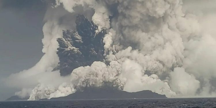 Erupsi Gunung Berapi Picu Tsunami di Tonga