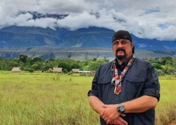 Steven Seagal Kunjungi Suku Dayak di Kalimantan