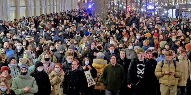 KRISIS UKRAINA: Ribuan Warga Rusia Demo Tolak Perang