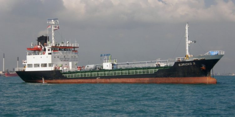 Kapal Tanker MT Endricko 3 Kandas di Pesisir Garut, Jawa Barat