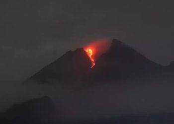 Gunung Merapi di Indonesia Status Siaga, Guguran Lava Capai 140 Kali per Hari   1