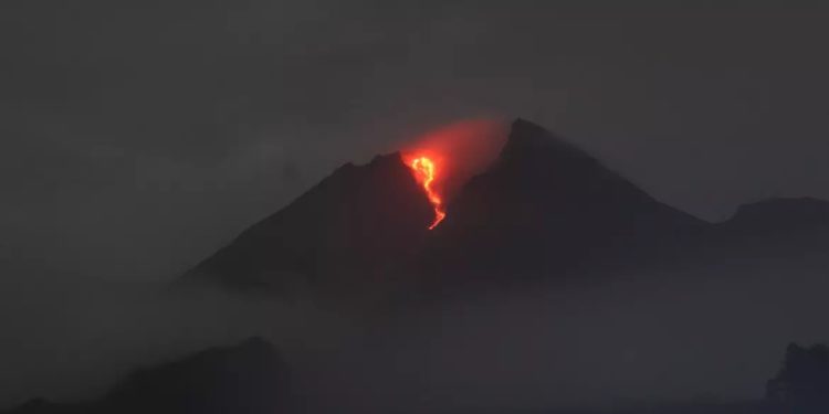 Gunung Merapi di Indonesia Status Siaga, Guguran Lava Capai 140 Kali per Hari   1