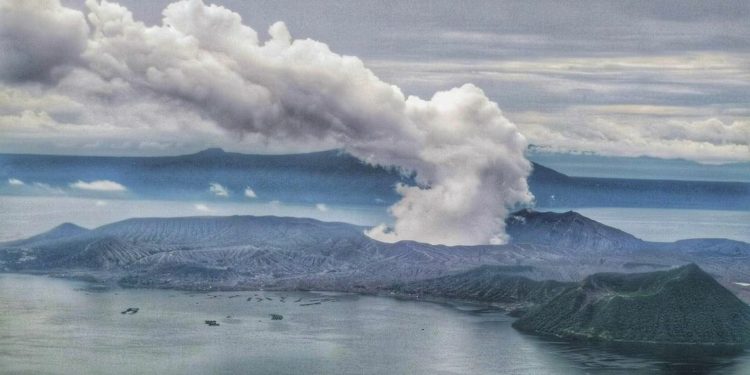 Erupsi Gunung Berapi di Filipina, Ribuan Orang Mengungsi 1 Erupsi Gunung Berapi di Filipina, Ribuan Orang Mengungsi