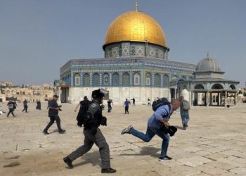 Biadab! Polisi Israel Bantai Warga Palestina di Kompleks Masjid Al-Aqsa 1
