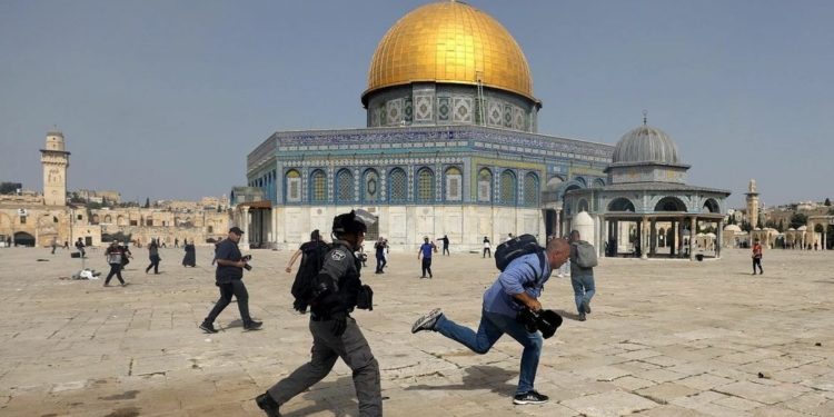 Biadab, Militer Israel Serang Jemaah di Masjid Al-Aqsa, Ratusan Warga Palestina Terluka 1