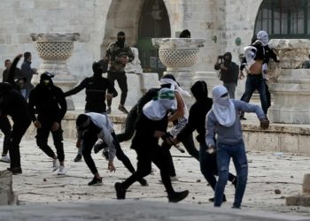 Lindungi Masjid Al-Aqsa, Pemuda Palestina Bangkit Melawan Pasukan Israel