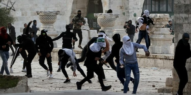 Lindungi Masjid Al-Aqsa, Pemuda Palestina Bangkit Melawan Pasukan Israel