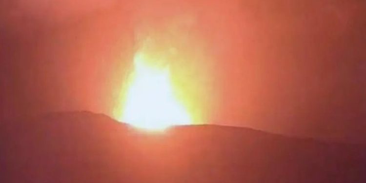 Gunung Anak Krakatau Alami 8 Kali Letusan dan Muntahkan Abu Vulkanik