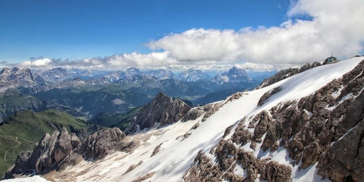 BENCANA IKLIM: Gletser Pegunungan Alpen di Italia Runtuh, 6 Orang Tewas 1