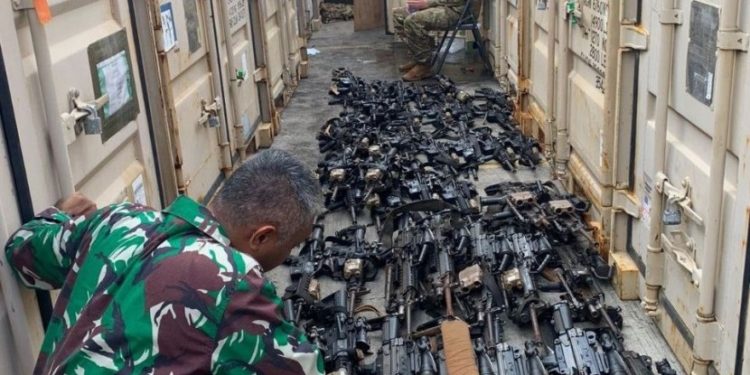 Bea Cukai Lampung Segel Satu Kontainer Berisi Ratusan Senjata Milik US Army