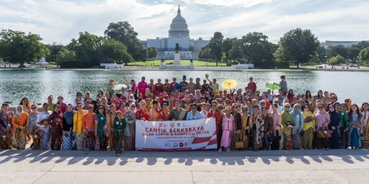 ‘Kebaya Goes to UNESCO’, Diaspora Indonesia di Washington Gelar Parade “Cantik Berkebaya”