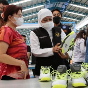 Khofifah Lepas Ekspor 28 Ton Sepatu Asal Madiun ke China 2