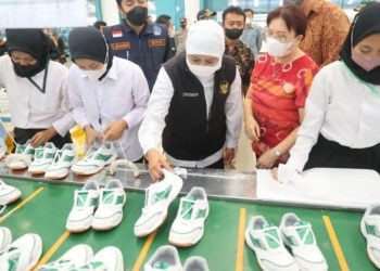 Khofifah Lepas Ekspor 28 Ton Sepatu Asal Madiun ke China 1