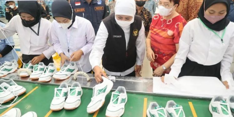 Khofifah Lepas Ekspor 28 Ton Sepatu Asal Madiun ke China 1