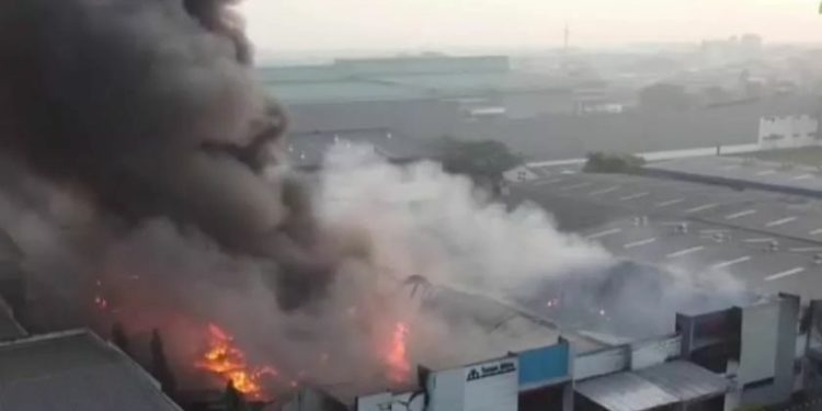 Diawali Ledakan, Kawasan Industri Jababeka Terbakar Hebat