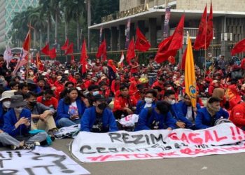 Tolak Kenaikan Harga BBM, Mahasiswa di Indonesia Tutup Jalan Protokol