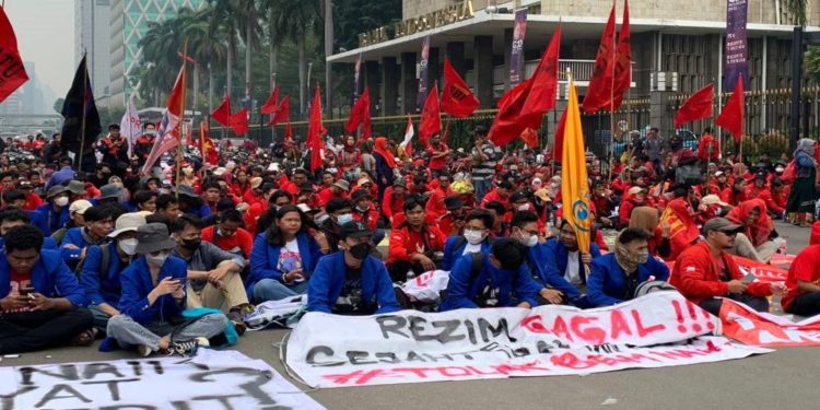 Tolak Kenaikan Harga BBM, Mahasiswa di Indonesia Tutup Jalan Protokol