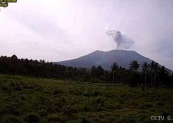 Gunung Ibu di Indonesia Erupsi, Wisatawan Diminta Menjauh
