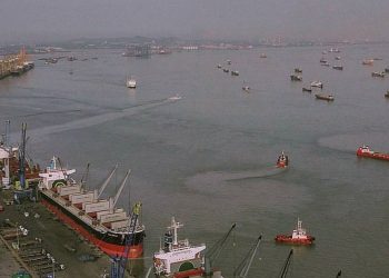 Cuaca Ekstrem di Laut Jawa, Ratusan Kapal Terjebak di Tanjung Perak