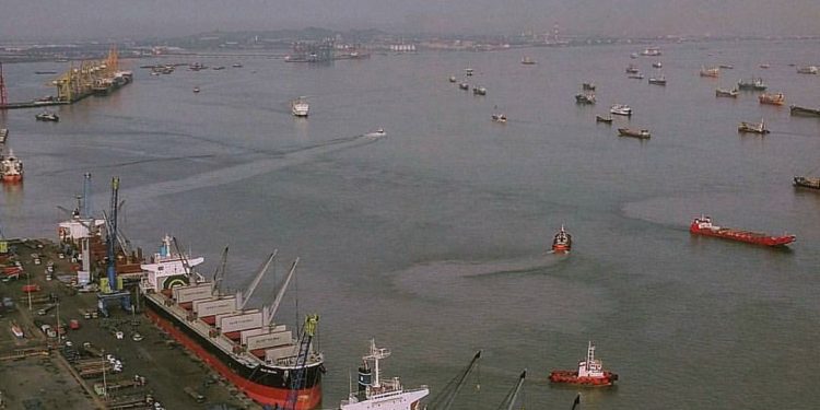 Cuaca Ekstrem di Laut Jawa, Ratusan Kapal Terjebak di Tanjung Perak