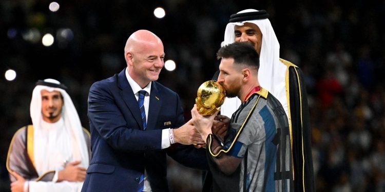 Jubah Lionel Messi Saat Penyerahan Trofi Piala Dunia Ditawar Rp15,6 Miliar