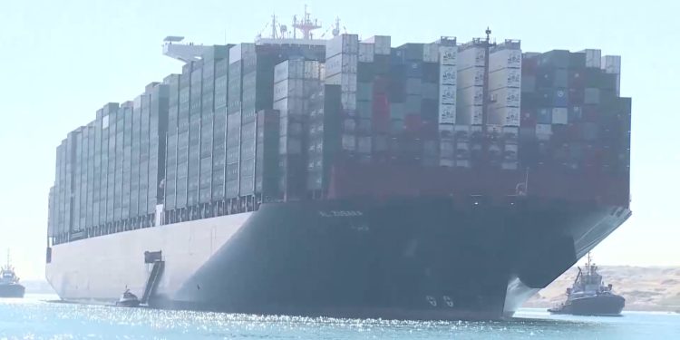 Kapal Kargo Kandas di Terusan Suez, Lalu Lintas Maritim Sempat Tersendat