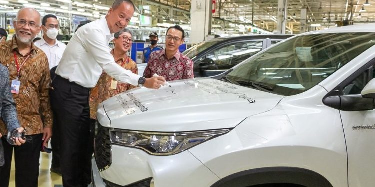 Indonesia Ekspor Perdana Mobil Hybrid Produksi Toyota